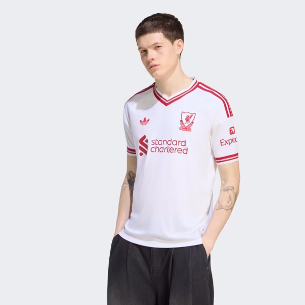 Jersey Away Liverpool FC 26/27: Desain Retro yang Membawa Kembali Malam-Malam Legendaris Eropa